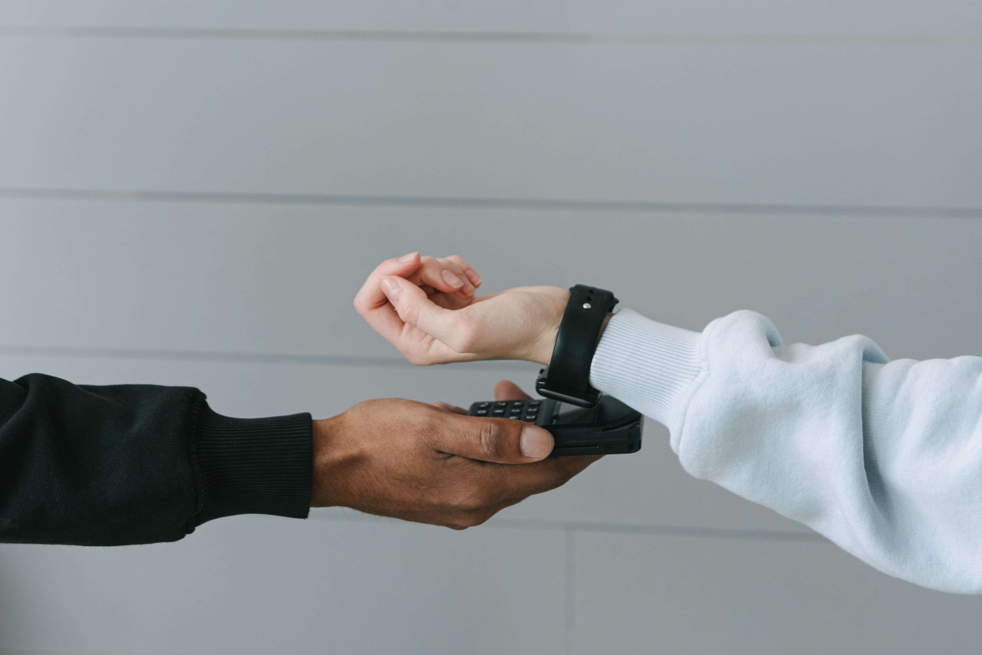 Een persoon betaalt met zijn smartwatch