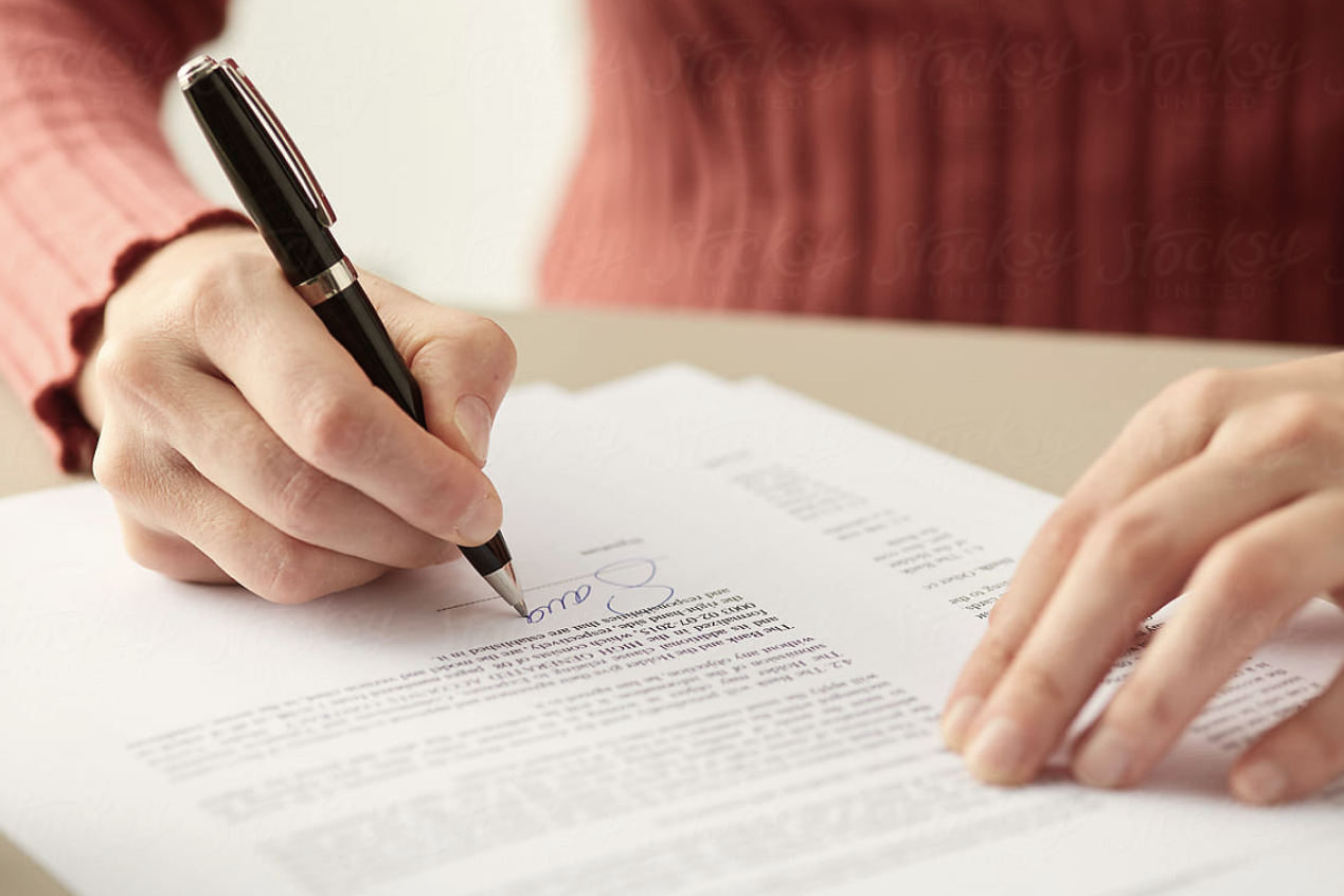 Signing a contract lease