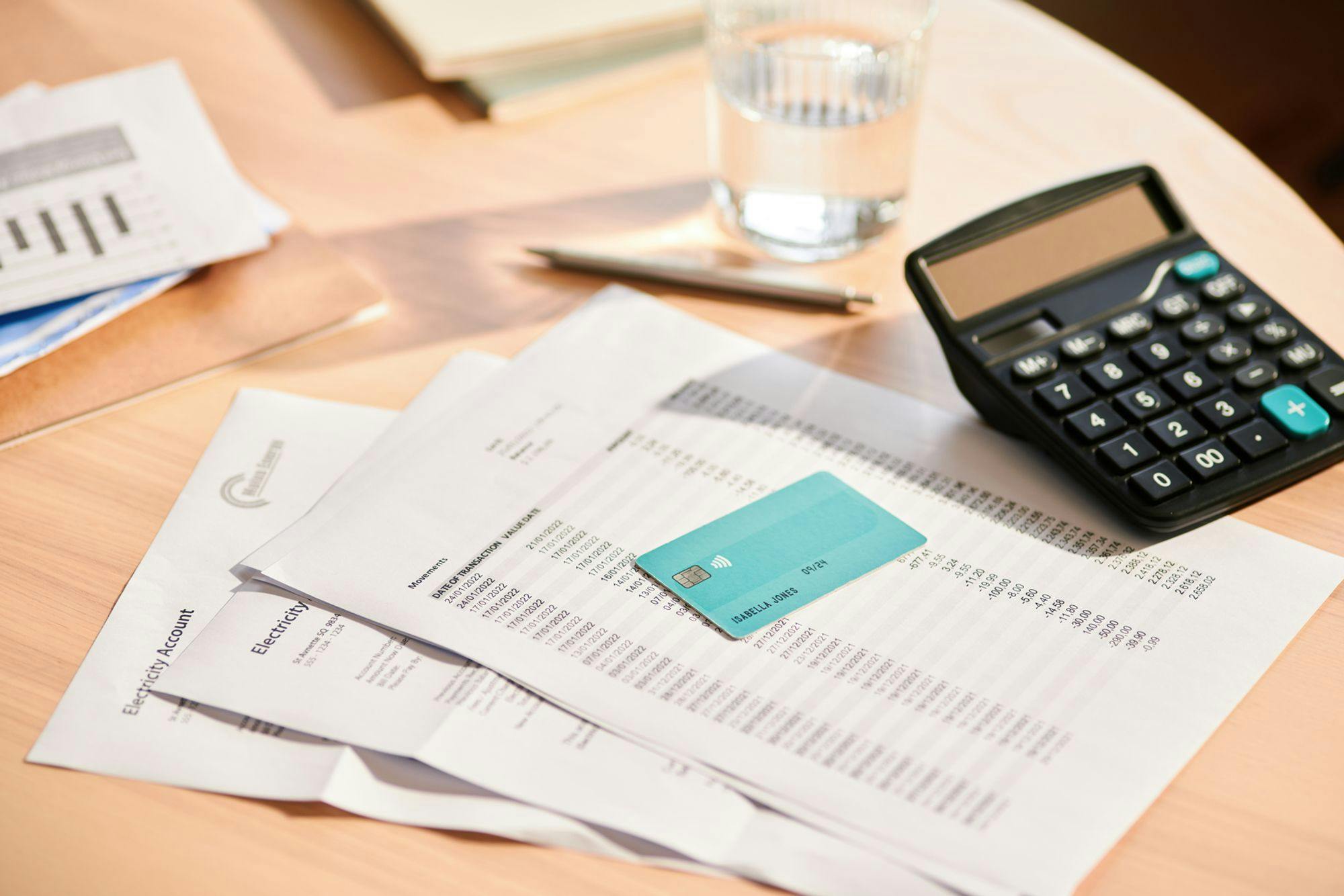 Yrityskorttien myöntäminen työntkeijöille, pöydällä luottokortti ja dokumentteja