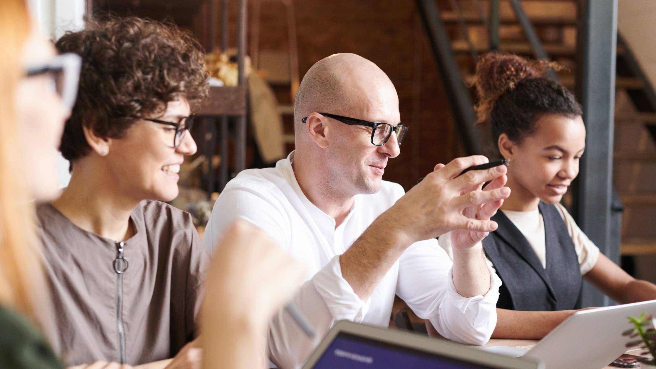 Die interne Kommunikation rund um Transaktionen findet zeitsparend in der App statt. (Quelle: pexels)